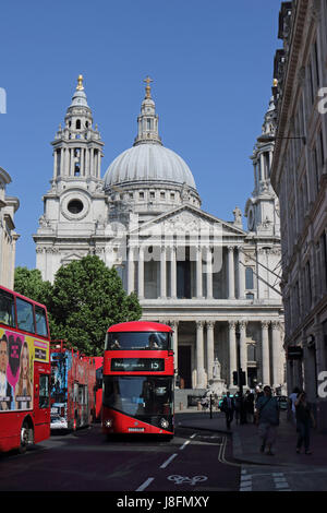 Saint Paul Cathedral alla fine di Fleet Street Londra Inghilterra REGNO UNITO Foto Stock