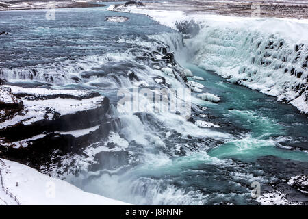 Famosa Gullfoss è uno delle più belle cascate in Islanda. È situato a sud dell'Islanda. Foto Stock