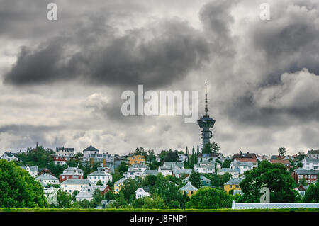 Skyline vista sulla torre di Trondheim in un giorno nuvoloso Foto Stock