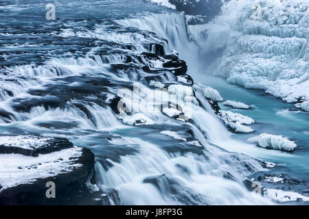 Famosa Gullfoss è uno delle più belle cascate in Islanda. È situato a sud dell'Islanda. Foto Stock