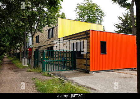 Alloggiamento Containerville al fianco di Allee de fortificazioni di Parigi, Francia. A buon mercato alloggi temporanei in città, fatta da contenitori di spedizione. Foto Stock