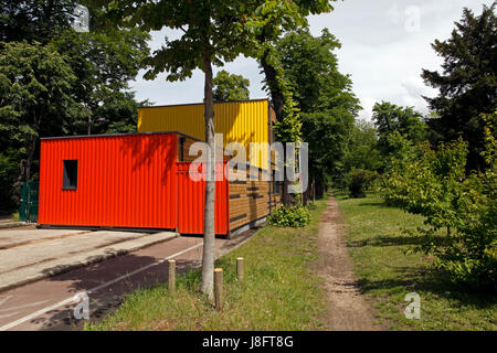 Containerville su una strada posteriore a Parigi accanto a un parco. Alloggi economici in città capitale per bassa salariati. Foto Stock