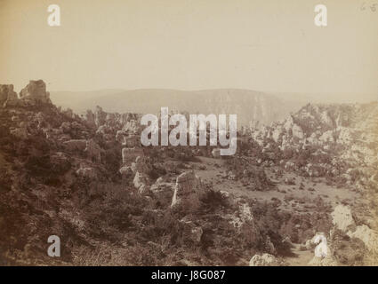 "Montpellier le Vieux" è una fotografia di Fernand Pujos del 1889, che cattura la spettacolare bellezza naturale del paesaggio di Montpellier le Vieux, mostrando le splendide formazioni rocciose della regione. Foto Stock