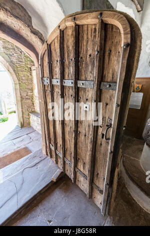 Rovere Studdied porta di legno Patricio (Partrishow) Chiesa di St Issui, Powys, Wales, Regno Unito Foto Stock