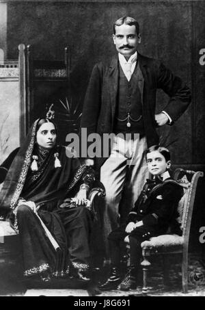 Jawaharlal Nehru con sua madre Swarup Rani e padre Motilal Nehru, 1894 Foto Stock