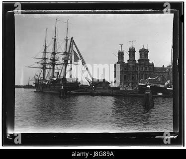 L'immagine "IJ (Afgesloten), foto 68" del fotografo Jacob Olie è una fotografia storica ad alta risoluzione che raffigura l'IJ, un corpo d'acqua di Amsterdam. La fotografia cattura il paesaggio storico, possibilmente caratterizzato da vecchi edifici e l'ambiente urbano in evoluzione. Foto Stock