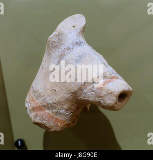 Testa di cavallo figurine con il rosso e il nero del cavo, bardature Samaria, Età del Ferro II, dipinta Terracotta Harvard Museo semitica Cambridge, MA DSC06039 Foto Stock