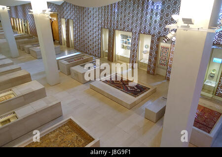 Il Museo del Cinquantenario di Bruxelles, Belgio, ospita una vasta collezione di arte islamica. Questa collezione presenta una varietà di manufatti, che vanno dai tessuti alle ceramiche, che mostrano il ricco patrimonio culturale del mondo islamico. Foto Stock