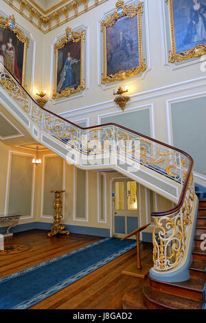 Questa fotografia cattura la grandezza di Wrest Park nel Bedfordshire, Inghilterra. Conosciuto per il suo significato storico e gli ampi giardini, il parco presenta un mix di stili architettonici e vegetazione lussureggiante, riflettendo il suo ruolo di centro storico di svago e vita aristocratica. Foto Stock