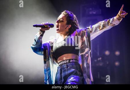 Charli XCX esegue durante una collaborazione con mura Masa durante la BBC Radio 1's Big Weekend a Burton Constable Hall, Burton Constable, Skirlaugh in Hull. Foto Stock