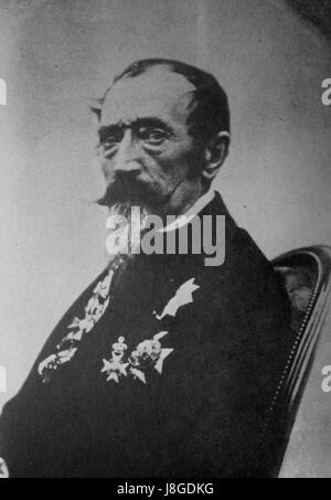 Una fotografia scattata da Adrien Nadar nel 1858, che cattura Horace Vernet, un importante pittore francese. Il ritratto rivela lo stile artistico del periodo e mette in evidenza il ruolo dei fotografi nella documentazione di artisti e figure culturali durante il XIX secolo. Foto Stock