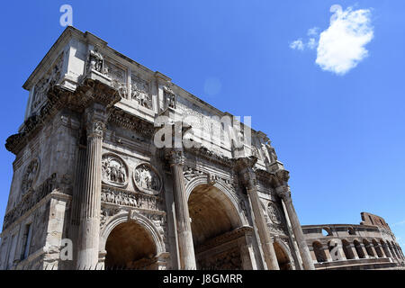 Il trionfale Arco di Costantino a Roma, Italia accanto al Colosseo. Foto Stock
