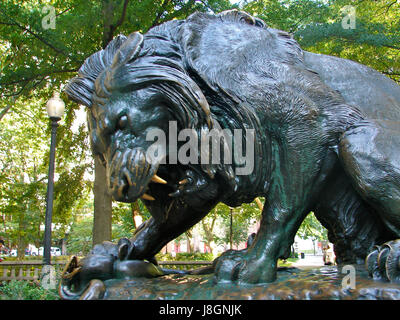 Il "Lion Snake" di Piazza Rittenhs è un pezzo scultoreo che combina le caratteristiche di un leone e di un serpente. Questa opera d'arte pubblica rappresenta una fusione di simbolismo animale ed espressione artistica, situata in una piazza che funge da punto di riferimento culturale. Foto Stock