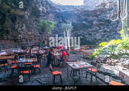 Ristorante in der Lavaröhre Jameos del Agua, Haria, Insel Lanzarote, Kanarische isole, Spanien | ristorante al tubo di lava Jameos del Agua, Haria, Foto Stock