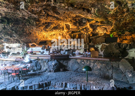 Ristorante in der Lavaröhre Jameos del Agua, Haria, Insel Lanzarote, Kanarische isole, Spanien | ristorante al tubo di lava Jameos del Agua, Haria, Foto Stock