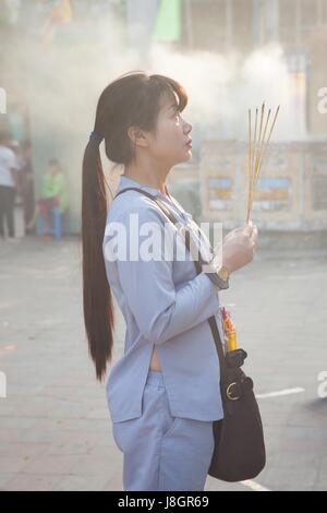 La città di Ho Chi Minh, Vietnam - Febbraio 08, 2016: donna vietnamita è pregare in Quoc Pagoda di Tu durante le feste del nuovo anno lunare in Ho Chi Minh Cit Foto Stock