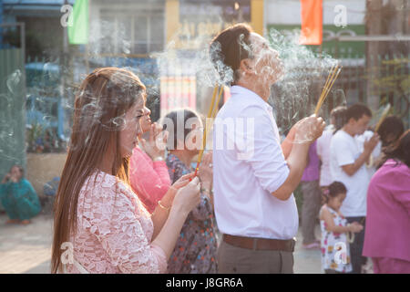 La città di Ho Chi Minh, Vietnam - Febbraio 08, 2016: Vietnamese donna e uomo sono in preghiera nell'Quoc Pagoda di Tu durante le feste del nuovo anno lunare in Ho Chi Foto Stock