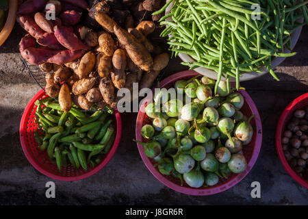 Ceste piene di acq vegetali sotto la luce del mattino al mercato di strada, Vietnam. Foto Stock