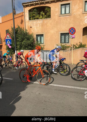 I ciclisti passano San Pataleo al primo stadio Alghero-Olbia, Giro d'Italia 2017, Sardegna, Italia Foto Stock