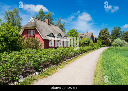 Edifici, alberi e nuvole in Wiek, Germania. Foto Stock