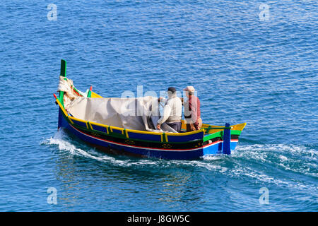 Tradizionale Maltese voce luzza fuori del Grand Harbour, Valletta, Malta. Foto Stock