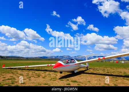 Schempp-Hirth Duo Discus glider sul terreno a Sisteron, Francia, con un cielo pieno di nuvole Foto Stock