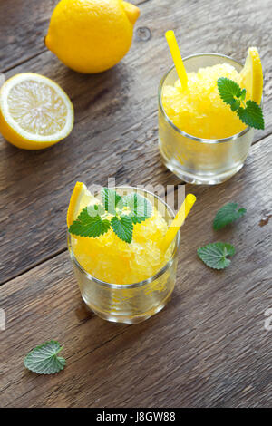 Limone Granita congelati Slush Drink in bicchieri sulla tavola in legno rustico. In casa italiana Dessert Granita, estivo rinfrescante drink di granite. Foto Stock