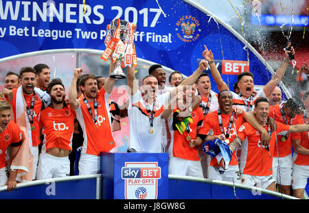 Blackpool Aldred Tom solleva il trofeo dopo la scommessa del Cielo lega due play-off finale allo stadio di Wembley, Londra. Foto Stock