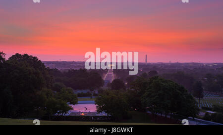 Il cielo si illumina su Washington, D.C. skyline e il Cimitero Nazionale di Arlington a sunrise Foto Stock