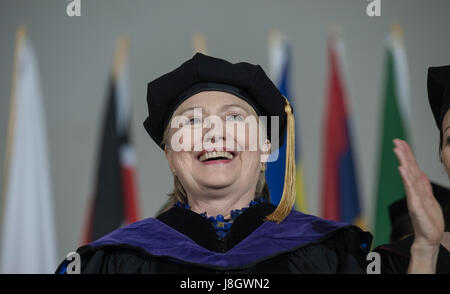 Wellesley, MA, Stati Uniti d'America. 26 maggio 2017. 2016 Stati Uniti candidato presidenziale democratico Hillary Clinton (Wellesley classe di 1969) è tornato a parlare al 2017 Wellesley College Classe di laurea. Ex first lady, Segretario di Stato e senatore degli Stati Uniti da parte dello Stato di New York ha restituito a parlare durante il 2017 Wellesley College inizio quarantotto anni dopo diede il primo discorso di inizio nel 1969 come uno studente. Foto Stock