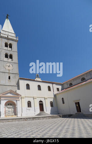 Una chiesa medievale in una splendida piazza di Rab Croazia Foto Stock