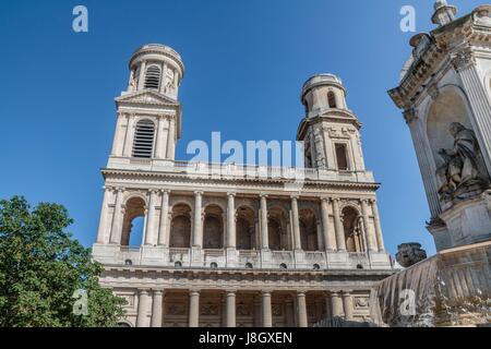 L'église Saint Sulpice est une grande église du Quartier de l'Odéon dans le 6e arrondissement de Paris. Elle est située Place Saint Sulpice. Elle un po Foto Stock