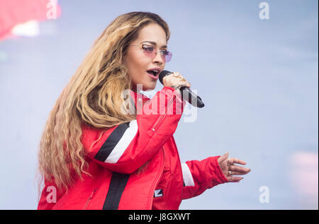 Rita Ora esegue durante la seconda giornata della BBC Radio 1's Big Weekend a Burton Constable Hall, Burton Constable, Skirlaugh in Hull. Foto Stock