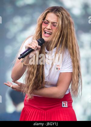 Rita Ora esegue durante la seconda giornata della BBC Radio 1's Big Weekend a Burton Constable Hall, Burton Constable, Skirlaugh in Hull. Foto Stock