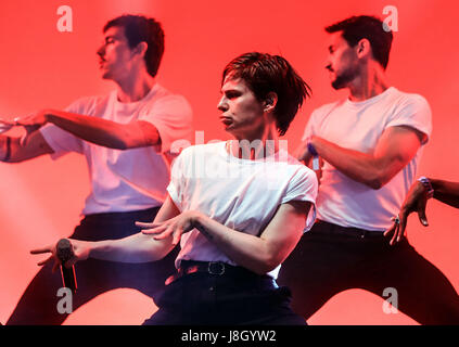 Christine e il Queens eseguire durante il secondo giorno della BBC Radio 1's Big Weekend a Burton Constable Hall, Burton Constable, Skirlaugh in Hull. Foto Stock