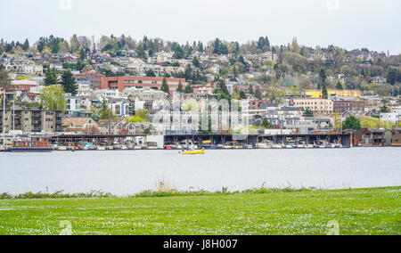 Le splendide colline intorno al lago di unione in Seattle - Seattle / WASHINGTON - 11 aprile 2017 Foto Stock