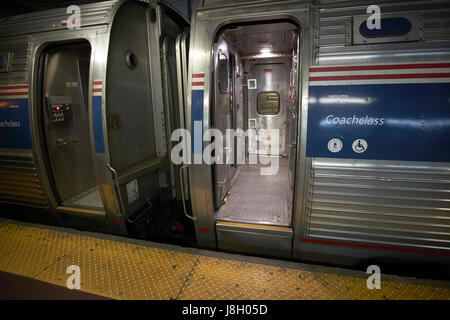 Amtrak coachclass carrozze ferroviarie alla stazione Penn di New York City STATI UNITI D'AMERICA Foto Stock