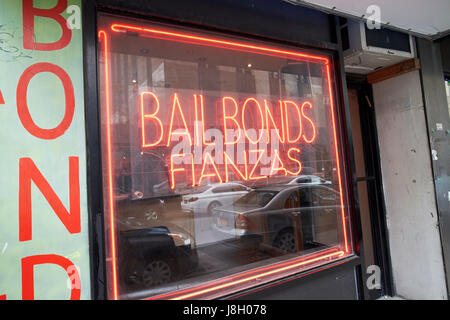 Testo bilingue inglese spagnolo neon fianzas bailbonds segno nelle vicinanze Courthouse in New York City USA Foto Stock