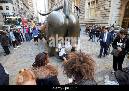 L'uomo le sfere di trattenimento della ricarica bull scultura New York City arte pubblica bowling green broadway USA Foto Stock