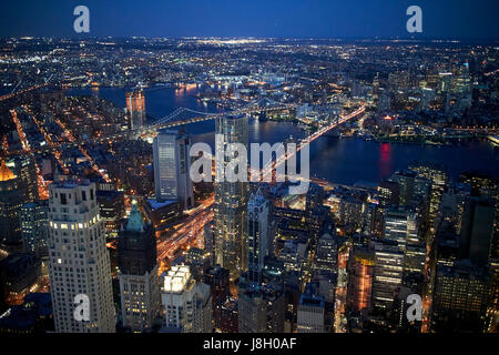 Antenna vista notturna di Manhattan inferiore ponte di Brooklyn, Manhattan Bridge East River e Brooklyn New York City USA Foto Stock