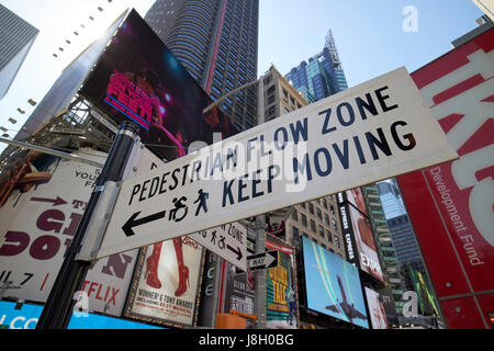 Flusso pedonale zona Keep moving sign in Times Square a New York City USA Foto Stock