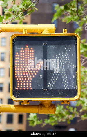 Pedonale led rosso dont camminare mano il traffico della strada segno New York City via segni USA Foto Stock
