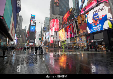 Wet rainy quiet times square su un nuvoloso giorno New York City USA Foto Stock