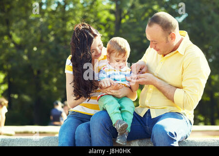 Outdoor ritratto di una famiglia felice Foto Stock