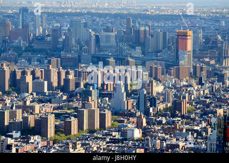 Viste del lower east side east village oltre il ponte di Manhattan a Brooklyn New York City USA Foto Stock