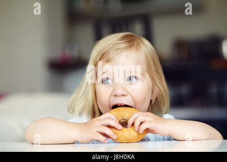 Ritratto di un divertente bambina Foto Stock