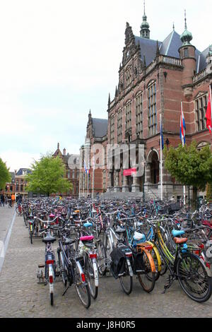 Centinaia di studenti per le moto parcheggiata di fronte palazzo dell'Accademia, Groningen, Paesi Bassi, Rijksuniversiteit Groningen - Università di Groningen Foto Stock