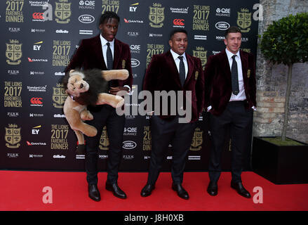 Maro Itoje (sinistra), Mako Vunipola (centro)e Justin Tipuric durante gli arrivi per i britannici e irlandesi di leoni la cena di addio al Roundhouse, Camden, London. Foto Stock