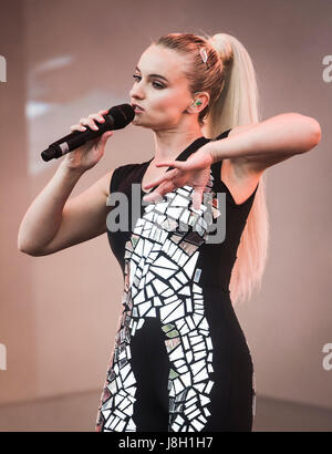 Grazia Chatto di pulire Bandit esegue durante la seconda giornata della BBC Radio 1's Big Weekend a Burton Constable Hall, Burton Constable, Skirlaugh in Hull. Foto Stock