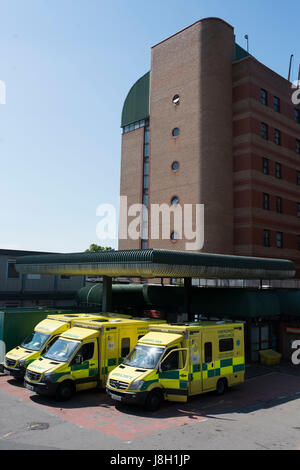 Le ambulanze visto al di fuori di A&E dipartimento del Royal Gwent Hospital di Newport, Wales, Regno Unito. Foto Stock